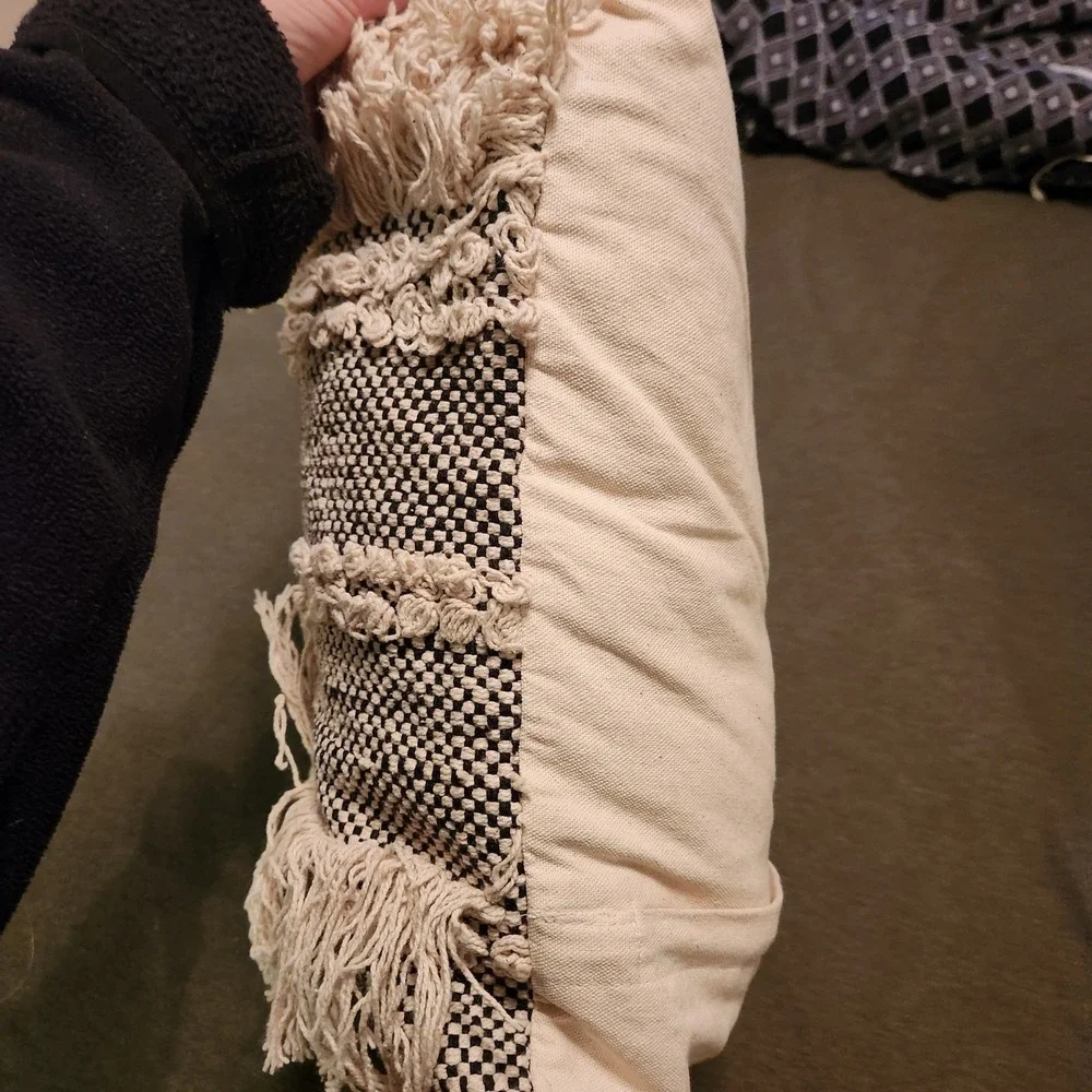 KIRKLANDS Throw Pillow 20 x 20 x 5 Boho Black Natural Chunky Knit Knotted Fringe